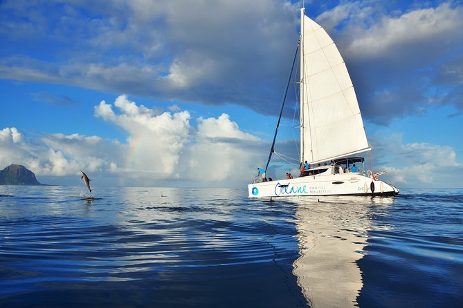 WEST Shared Cruise : OCÉANE Full Day Catamaran Ile aux Bénitiers - Black River snorkeling over a shallow reef